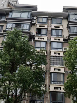 窗臺(tái)下都是濕的，是窗戶漏水嗎？漏水的原因是什么？怎么解決？