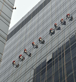 高空外墻清洗中，安全員現(xiàn)場檢查的要點是什么？